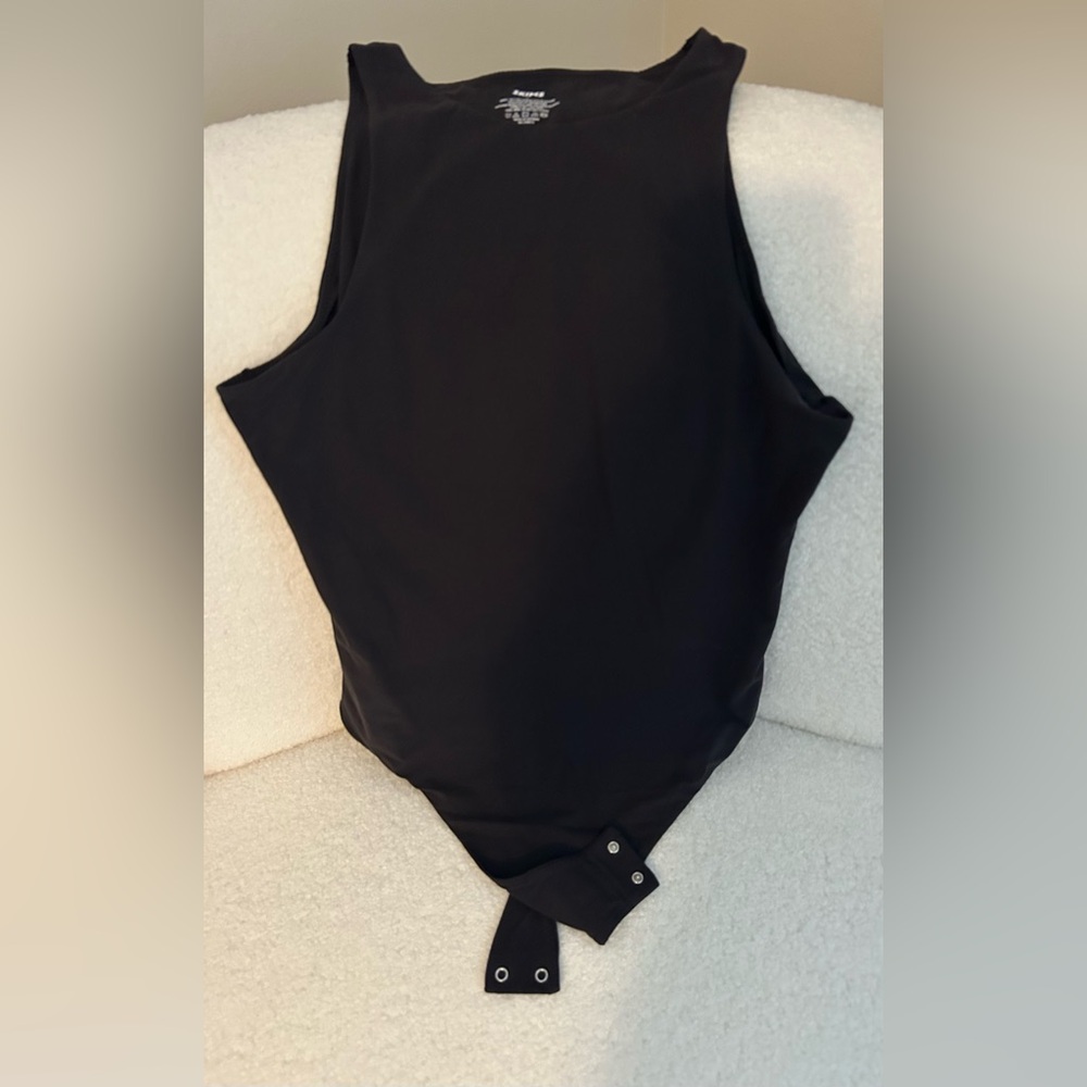 NWOT! SKIMS FITS EVERYBODY HIGH NECK BODYSUIT
ONYX / L